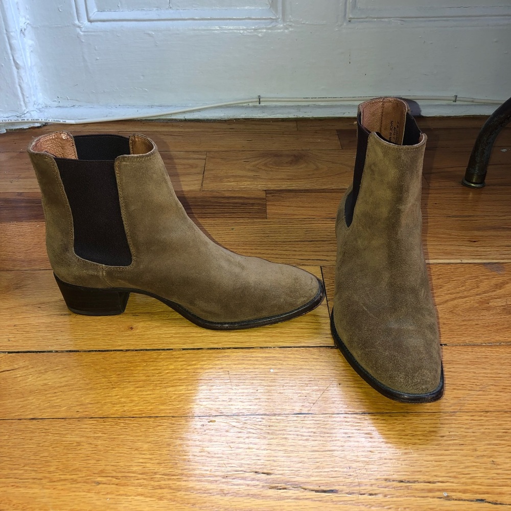 Frye Dara Chelsea boot, chestnut suede size 8